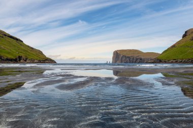 Risin ve Kellingin deniz yığınları Faroe Adaları 'ndaki Tjornuvik köyünden bir manzara