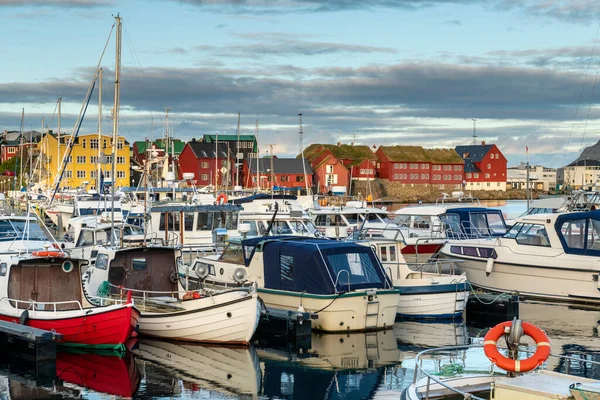 丹麦法罗群岛的首府托索恩市 托尔沙文的维斯塔拉瓦格港及其船只和五彩斑斓的建筑物 — 图库照片