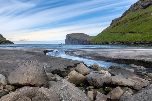 Mar Empilha Risin Kellingin Uma Vista Aldeia Tjornuvik Ilhas Faroé — Fotografia de Stock