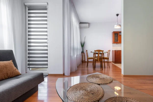 レトロスタイルのインテリアデザイン 木製の床の小さなアパート — ストック写真