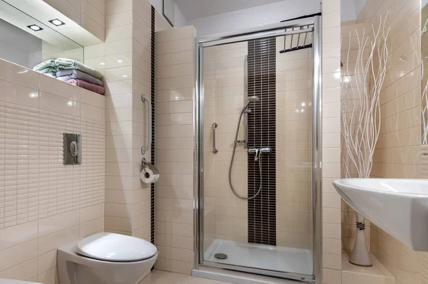 Malá Koupelna Moderním Kompaktním Stylu Interiérového Designu — Stock fotografie