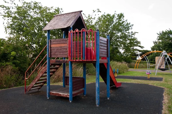 Kırmızı ve mavi çocuk oyun yapısı