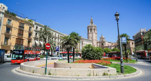 Valencia, İspanya - 15 Haziran 2018: Valencia Katedrali (13. yüzyıl) ve Torre Del Micalet, Plaza de la Reina merkezi Valencia, İspanya