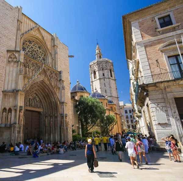 Valencia, İspanya - 15 Haziran 2018: Valencia Katedrali (13. yüzyıl) ve Torre Del Micalet, Plaza de la Almoina merkezi Valencia, İspanya