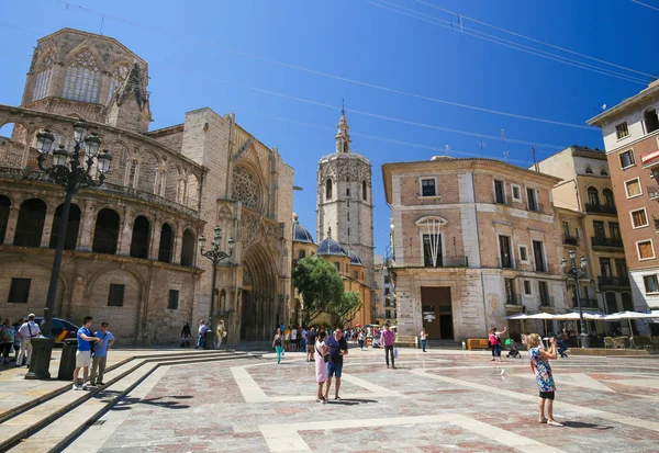 Valencia, İspanya - 15 Haziran 2018: Valencia Katedrali (13. yüzyıl) ve Torre Del Micalet, Plaza de la Almoina merkezi Valencia, İspanya