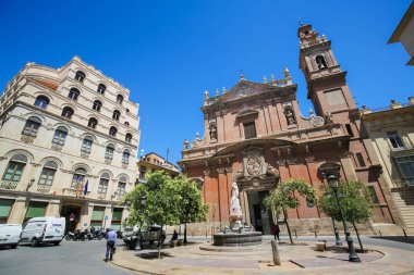Valencia, İspanya - 15 Haziran 2018: Kilise ve İspanya, Valencia merkezi Barok Santo Tomas Kilisesi'nin Kulesi St Thomas ve Philip Neri adanmış