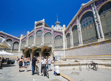 Valencia, İspanya - 15 Haziran 2018: Mercado orta veya Mercat Merkez Merkez Valencia, İspanya ve ilk örnek ve konuşulan Art Nouveau bulunan ortak bir pazar olduğunu