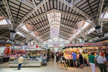 Valencia, İspanya - 15 Haziran 2018: Mercado orta veya Mercat Merkez Merkez Valencia, İspanya ve ilk örnek ve konuşulan Art Nouveau bulunan ortak bir pazar olduğunu