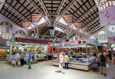 Valencia, İspanya - 15 Haziran 2018: Mercado orta veya Mercat Merkez Merkez Valencia, İspanya ve ilk örnek ve konuşulan Art Nouveau bulunan ortak bir pazar olduğunu
