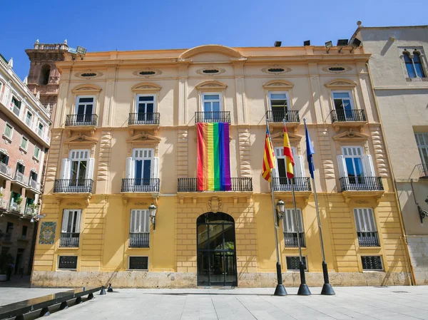 スペイン ゲイプライド旗または Lgbt プライド フラグは バレンシアの中心部としてよく知られている虹色の旗を持つバレンシア建物の地方協議会 — ストック写真