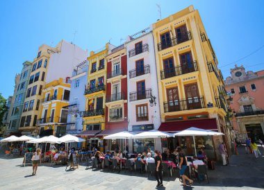 Valencia, İspanya - 15 Haziran 2018: Terraces adlı renkli restoranlarda Calle de Palafox merkezi Valencia, İspanya