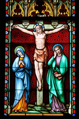 Bruges, Belçika - 18 Ağustos 2018: vitray Bruges, Belçika, Kutsal İsa Mesih'in çarmıha germe iyi Cuma günü betimleyen kan Basilica