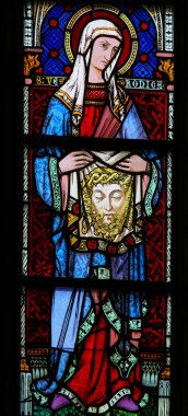 Bruges, Belçika - 18 Ağustos 2018: vitray kutsal Saint peçe tutan Veronica betimleyen kan Bruges, Belçika, Basilica