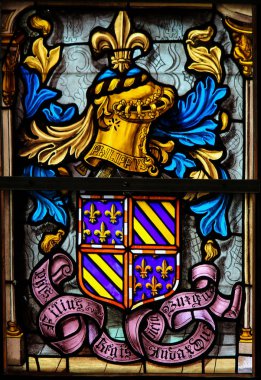 Bruges, Belçika - 18 Ağustos 2018: vitray kutsal Burgundy Dükü Philip arması betimleyen kan Bruges, Belçika, Basilica