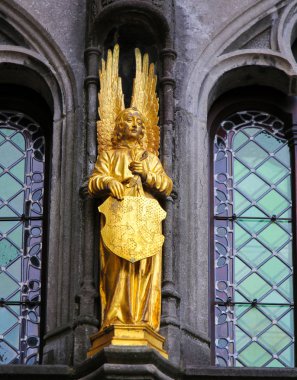 Bruges, Belçika - 18 Ağustos 2018: Bruges, melek kalkan Flaman aslan ile tutan Kutsal Kan Bazilikası, heykel