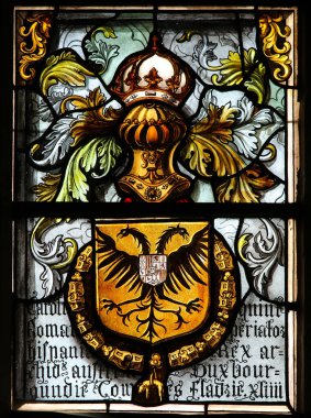 Bruges, Belçika - 18 Ağustos 2018: vitray kutsal çift başlı kartal veya İmparatorluk kartal, Kutsal Roma Empir arması betimleyen kan Bruges, Belçika, Basilica