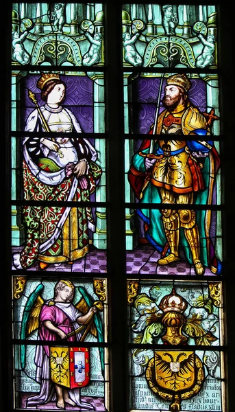 比利时布鲁日 2018年8月18日 在比利时布鲁日圣血大教堂的彩色玻璃 描绘圣洁罗马皇帝查尔斯 1500 1558 和他的配偶伊莎贝拉葡萄牙 — 图库照片