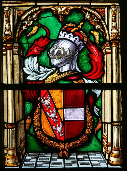 Bruges, Belçika - 18 Ağustos 2018: vitray kutsal armayı betimleyen kan Bruges, Belçika, Basilica