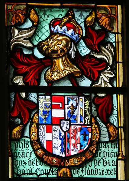 Bruges, Belçika - 18 Ağustos 2018: vitray kutsal bir bayrak ve Ortaçağ kask betimleyen kan Bruges, Belçika, Basilica