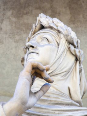 Florence, İtalya - 9 Ağustos 2018: Francesco Petrarce ya da Araf Uffizi Colonnade Floransa, İtalya, heykeli. Ünlü bilim adamı, şair ve hümanist Petrarch yapıldı.