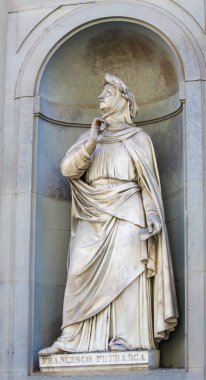 Florence, İtalya - 9 Ağustos 2018: Francesco Petrarce ya da Araf Uffizi Colonnade Floransa, İtalya, heykeli. Ünlü bilim adamı, şair ve hümanist Petrarch yapıldı.