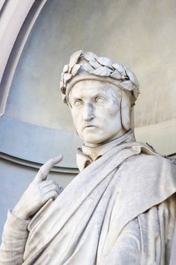 Florence, İtalya - 9 Ağustos 2018: Ünlü İtalyan şair Dante Alighieri, Uffizi Colonnade Floransa, İtalya, heykeli