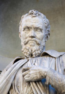 Florence, İtalya - 9 Ağustos 2018: Floransa, İtalya Uffizi Colonnade Michelangelo heykeli. Michelangelo bir İtalyan heykeltıraş, ressam, mimar ve şair Yüksek Rönesans'ın oldu 