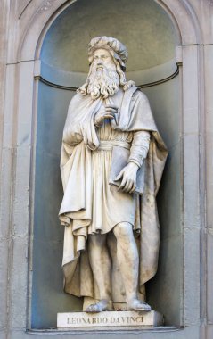 Florence, İtalya - 9 Ağustos 2018: Heykel, Leonardo da Vinci, Uffizi Colonnade Floransa, İtalya.