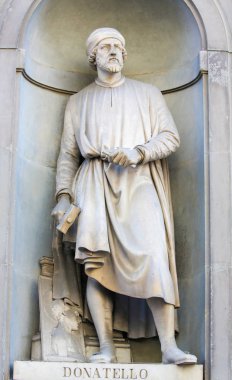 Florence, İtalya - 9 Ağustos 2018: Donatello heykel, Floransa'da Uffizi Colonnade Floransa, İtalya'dan bir İtalyan Rönesans heykeltraş.