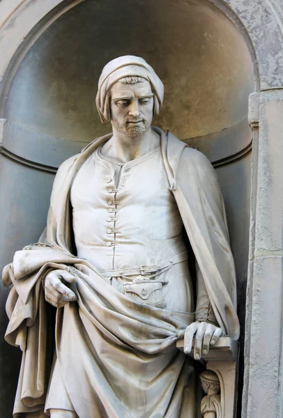 意大利佛罗伦萨 2018年8月9日 意大利雕塑家尼古拉皮萨诺雕像 其作品以其古典罗马雕塑风格闻名 位于意大利佛罗伦萨的乌菲齐柱廊 — 图库照片