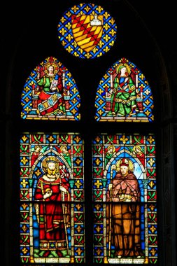 Florence, İtalya - 9 Ağustos 2018: vitray, Basilica Santa Fransız Kral Saint Louis ve Saint Louis Toulouse ve İsa ve Meryem tasvir Croce, Florence, İtalya,
