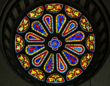 Florence, İtalya - 9 Ağustos 2018: vitray yuvarlak pencerede Basilica Santa Croce, Florence, İtalya.