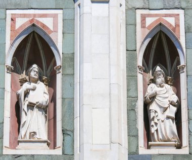 Florence, İtalya - 9 Ağustos 2018: Cephe Toskana, İtalya Floransa Katedrali ve Duomo di Firenze, heykeller