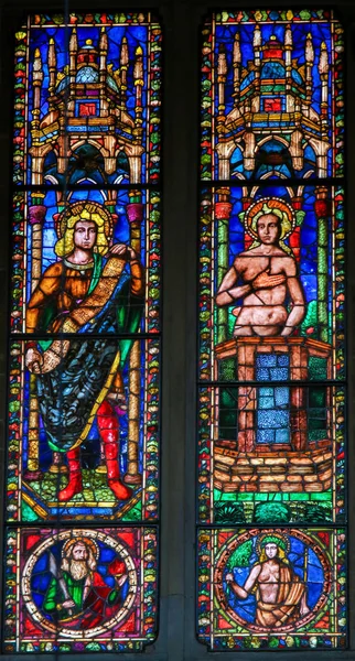 意大利佛罗伦萨 2018年8月9日 佛罗伦萨圣十字教堂的彩绘玻璃窗 描绘天主教圣徒 — 图库照片