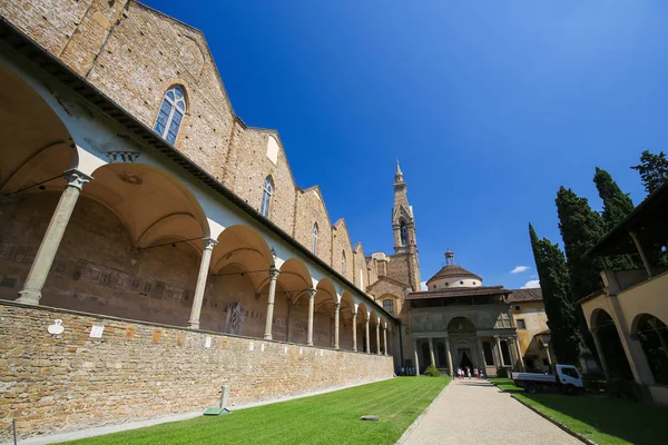 意大利佛罗伦萨 2018年8月9日 意大利佛罗伦萨圣十字教堂外庭院和修道院 — 图库照片
