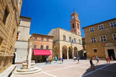 Pienza, İtalya - 6 Ağustos 2018: Belediye Binası Via Pio II Pienza, Toskana, İtalya