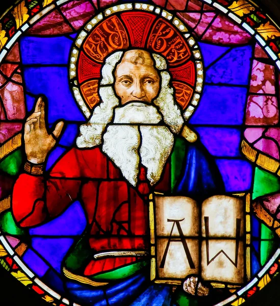 意大利佛罗伦萨 2018年8月9日 在意大利佛罗伦萨圣十字教堂的彩色玻璃 描绘上帝的父亲 Baldovinetti — 图库照片