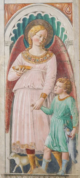 San Gimignano, İtalya - 11 Temmuz 2017: Baş melek Raphael ve Tobias tasvir fresk San Gimignano, Tuscany, İtalya, Sant Agostino kilise içinde