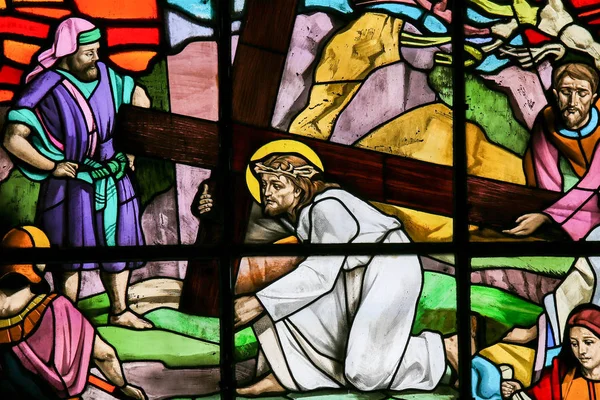 葡萄牙吉马良斯 2014年8月7日 葡萄牙吉马良斯桑托斯芭苏丝教堂的彩色玻璃 描绘耶稣坠落 而他运载十字架上通过苦难之路 — 图库照片
