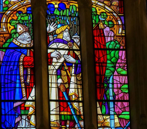 西班牙奥维多 2014年7月14日 西班牙奥维多大教堂彩绘玻璃 描绘了 Morish 国王和士兵在描绘的雷孔基斯塔 — 图库照片