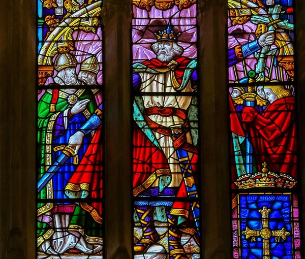 西班牙奥维多 2014年7月17日 在西班牙奥维多的圣萨尔瓦多大教堂描绘贝拉吉乌斯或佩拉约的彩绘玻璃窗口 — 图库照片