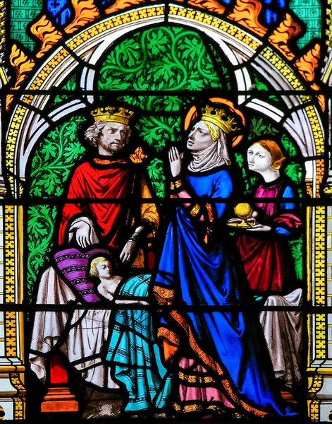 Roune 2013年2月10日 彩色玻璃窗描绘国王和王后为他们的坏儿子祈祷 在法国鲁昂大教堂 — 图库照片