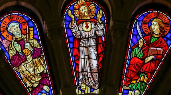 维亚纳做堡 葡萄牙 2014年 彩色玻璃窗口描述的圣 彼得教堂 耶稣基督和圣约翰福音传教士在教堂的维亚纳做堡 葡萄牙 — 图库照片