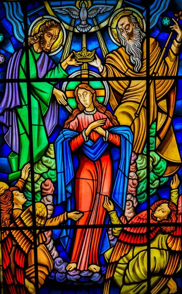 聖母マリアとポンテ ポルトガルの町の聖三位一体を描いたポンテ ポルトガル 2014 ステンド グラスの窓 — ストック写真