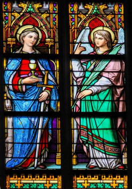 'S Hertogenbosch, Hollanda - 23 Temmuz 2011: vitray pencere Saint Barbara kule, kılıç, kadeh ve Eucharist ve bir melek Den Bosch Katedrali, Kuzey Brabant içinde tasvir.