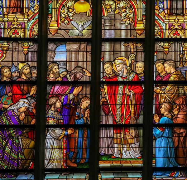 's Hertogenbosch, Hollanda - 23 Temmuz 2011: vitray Den Bosch Saint onay, inisiyasyon Katolik kilisesinde ayin sırasında Taxandrians Mesh Lambertus tasvir katedral içinde.