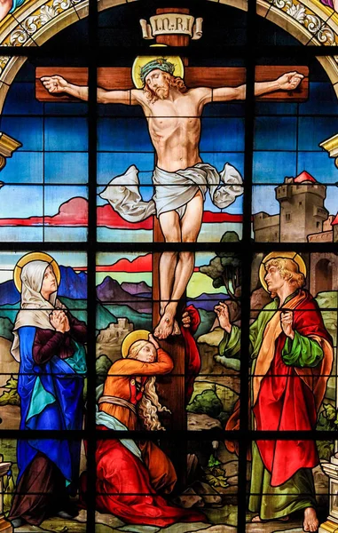 瑞典斯德哥尔摩 2010年4月16日 在斯德哥尔摩老城区的德国教堂 圣格特鲁德教堂 彩绘玻璃窗口 描绘十字架上的十字架或耶稣在好星期五 — 图库照片
