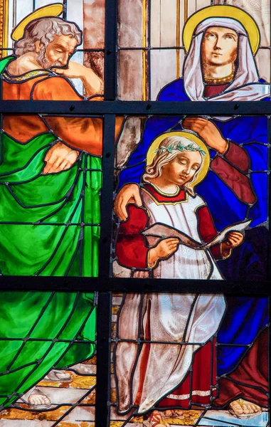 Brussels, Belçika - 26 Temmuz 2012: Kutsal Aile, İsa'nın babası ve annesi, Brüksel, Belçika Katedrali ile bir çocuk olarak tasvir vitray pencere.