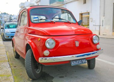 Alberobello, İtalya - 15 Mart 2015: İkonik Fiat 500 (1970 tasarım) Alberobello, Metropolitan şehir Bari, Puglia, Güney İtalya küçük kasaba bir sokakta.