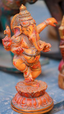 Jaisalmer, Hindistan - Haziran 10, 2008: Ganesha, Hindu pantheon, Rajasthan, Hindistan'daki Jaisalmer Fort en tanınmış ve en tapılan tanrıları küçük heykeli.